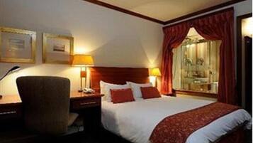 Executive-Suite | Zimmersafe, Schreibtisch, kostenloses WLAN, Bettwäsche