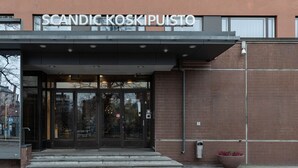 L’entrée de l’hôtel Scandic Koskipuisto est dotée de portes en verre et d’un auvent en métal.