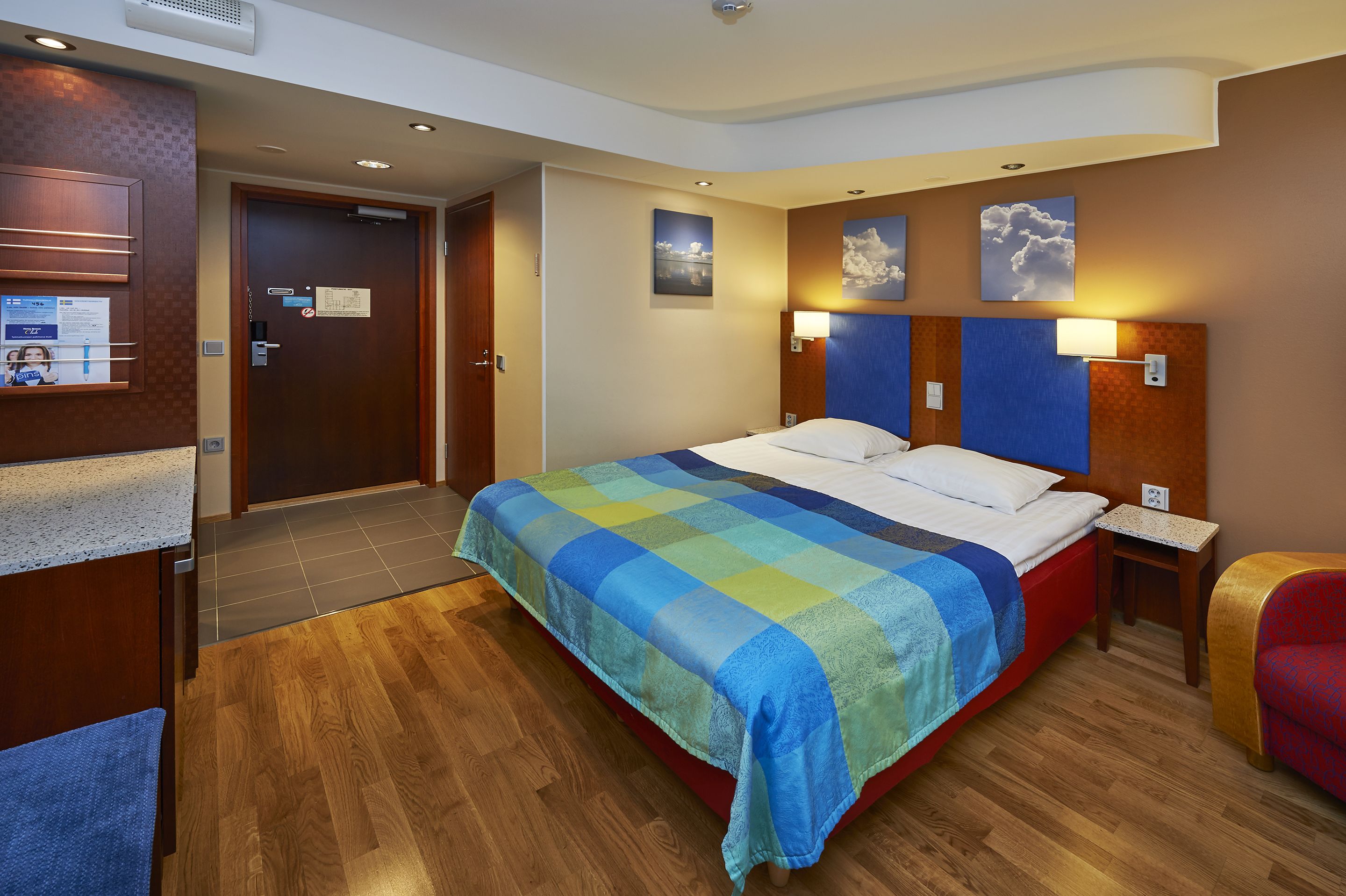 Minibaari, työpöytä, pimennysverhot, silitysrauta/-lauta