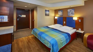 Minibaari, työpöytä, pimennysverhot, silitysrauta/-lauta