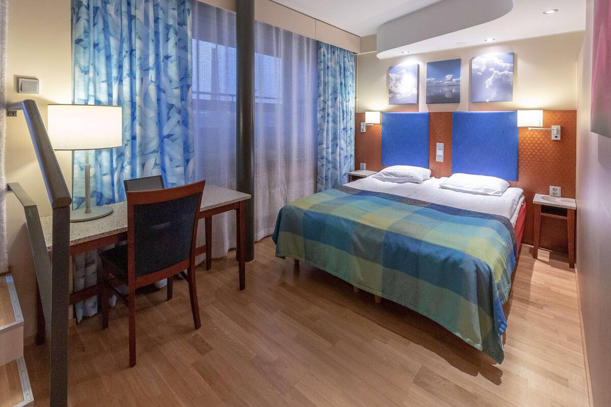 Escritorio, cortinas opacas, tabla de planchar con plancha y wifi gratis