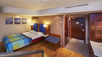 Minibar, escritorio, cortinas blackout y tabla de planchar con plancha