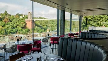 2 restaurants, breakfast, lunch, dinner served; British cuisine