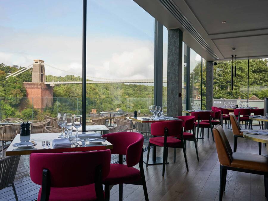 2 restoran, melayani sarapan, makan siang; sajian masakan Inggris