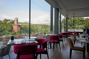 2 restaurantes; se sirve desayuno, almuerzo y cena