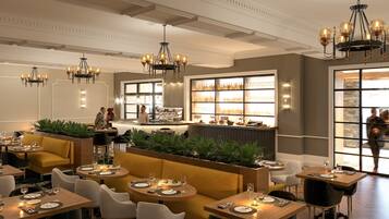 Se sirven desayunos y cocina británica (con vistas al jardín)