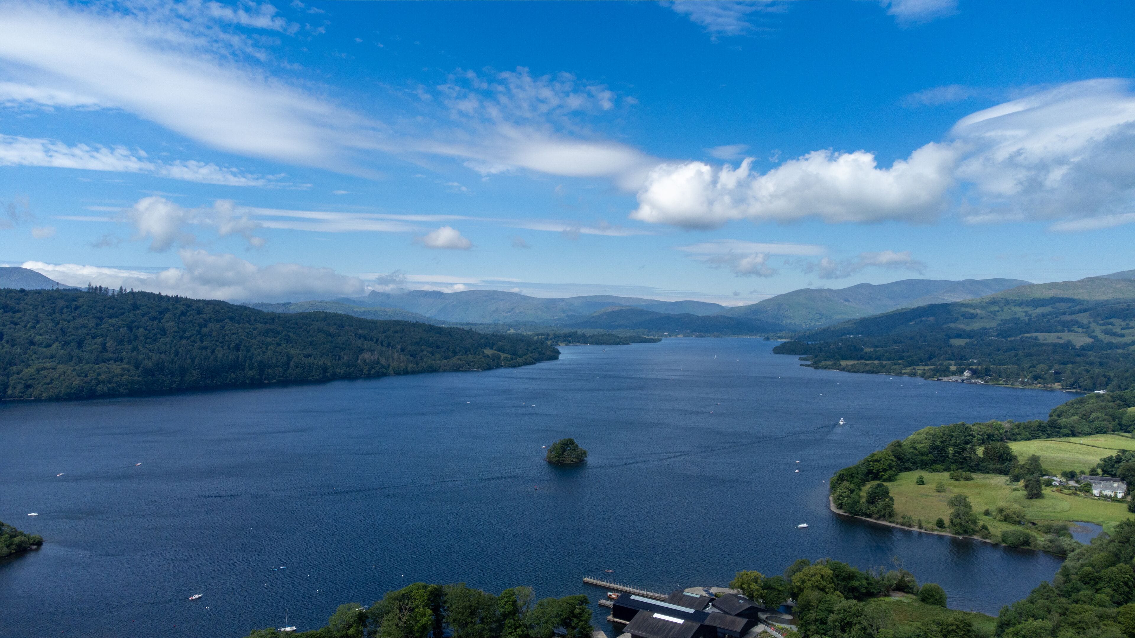 Une vaste étendue d’eau entourée de collines et d’une petite île.