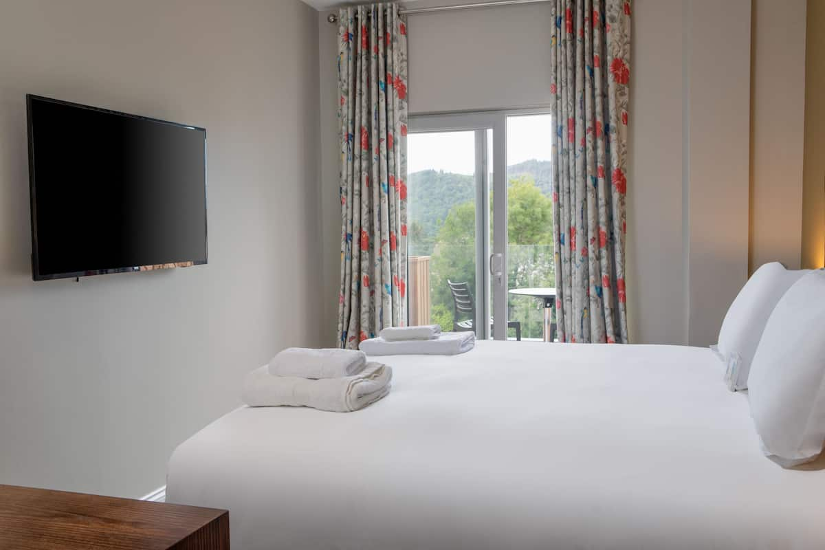 Exclusive Double Room, Balcony, Lake View | Hypo-allergenic bedding, in-room safe, desk, free WiFi