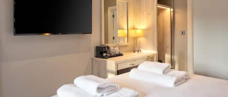 SIGNATURE LAKE FACING (not pet friendly) | Hypo-allergenic bedding, in-room safe, desk, iron/ironing board