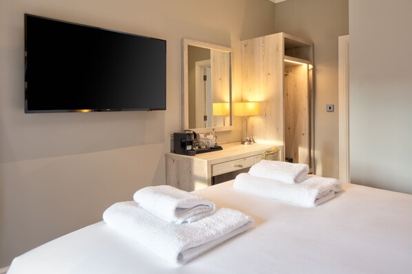 Deluxe Double or Twin Room | Hypo-allergenic bedding, in-room safe, desk, free WiFi