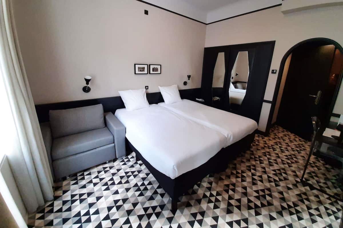 Superior-huone, useita sänkyjä | Työpöytä, kannettavalle tietokoneelle sopiva työtila, pimennysverhot