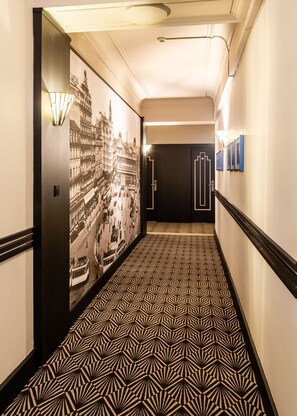 Comfort + | Escritorio, espacio para trabajar con laptop y cortinas blackout 