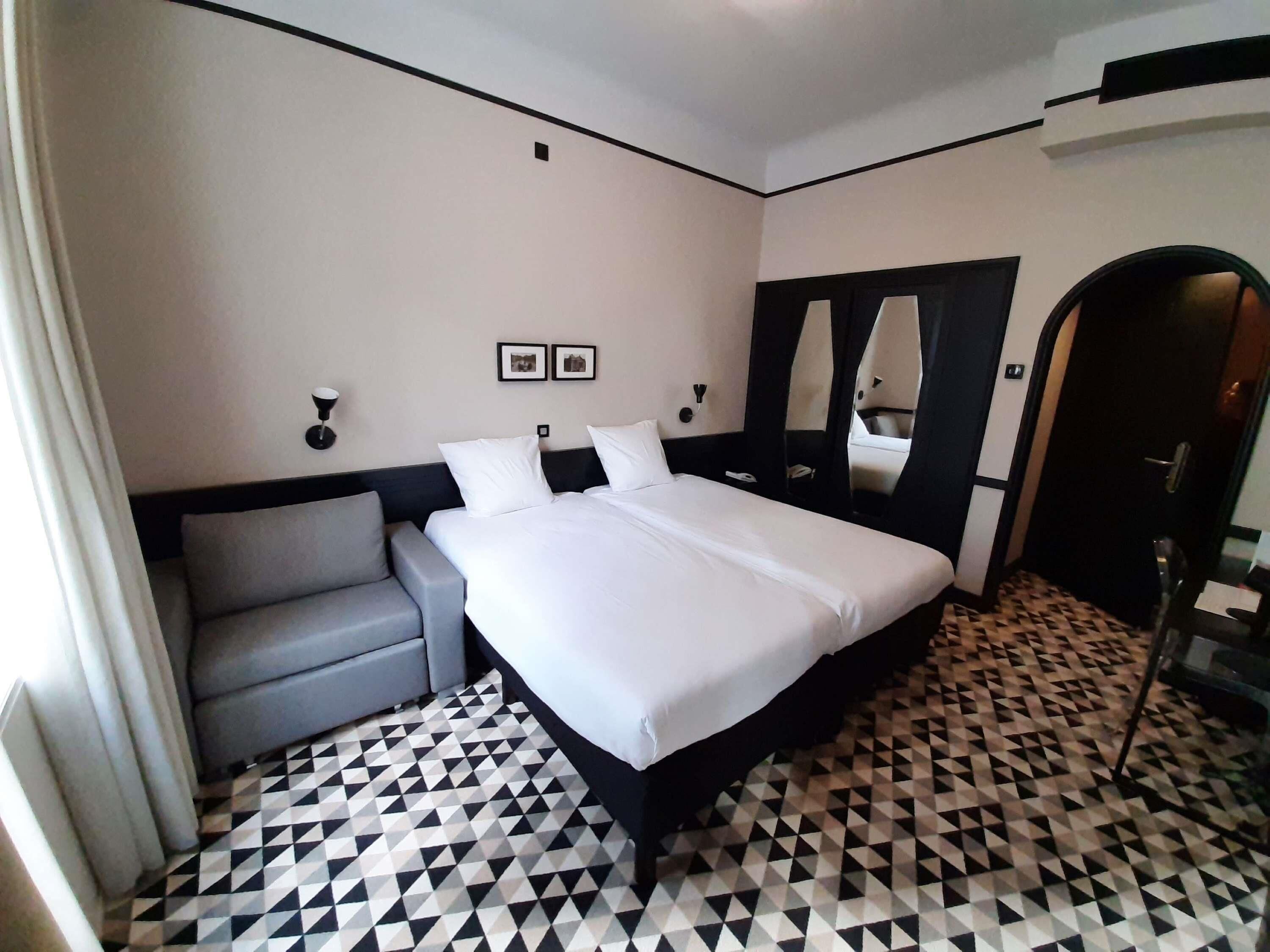 Escritorio, espacio para trabajar con laptop y cortinas blackout 