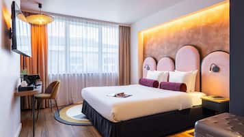 Escritorio, espacio para trabajar con laptop y cortinas blackout