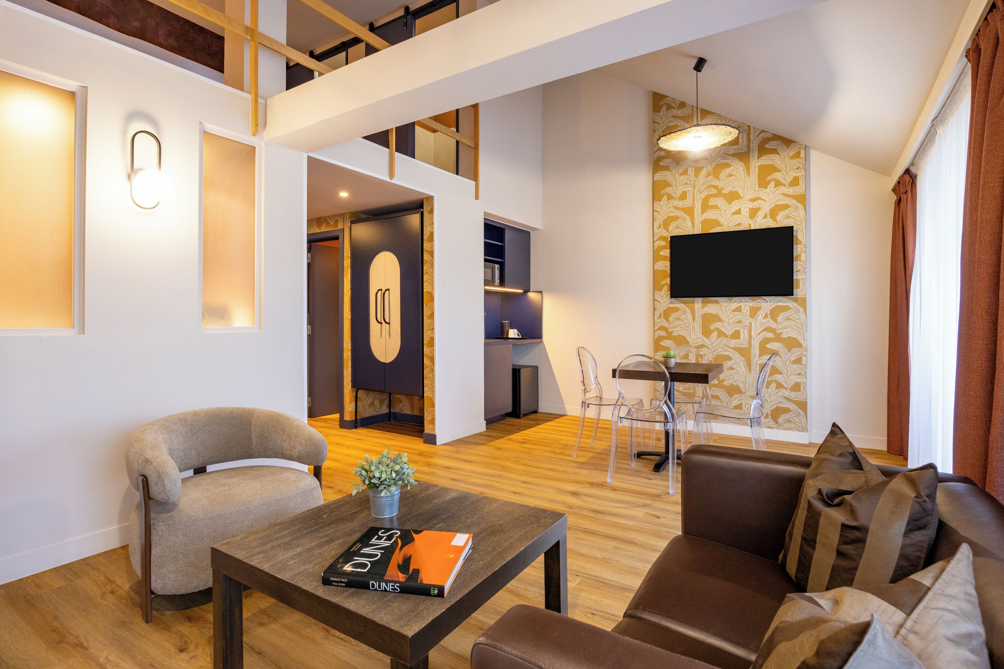 Privilege, Dúplex, 1 cama doble | Escritorio, espacio para trabajar con un portátil, cortinas opacas