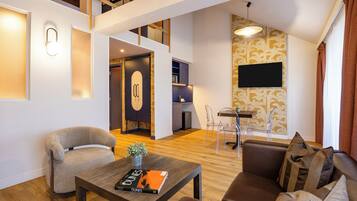 Privilege, Dúplex, 1 cama doble | Escritorio, espacio para trabajar con un portátil, cortinas opacas