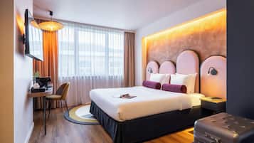 Escritorio, espacio para trabajar con laptop y cortinas blackout