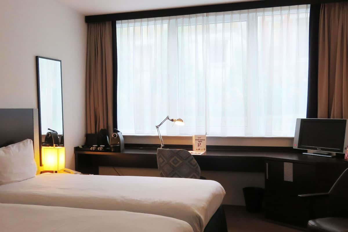 Habitación clásica, 2 camas individuales | Escritorio, espacio para trabajar con laptop y cortinas blackout