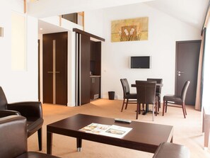 Privilege, Alloggio su due livelli, 1 letto matrimoniale | Una scrivania, postazione laptop, tende oscuranti, insonorizzazione