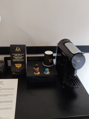 Bàn, khu vực làm việc phù hợp cho laptop, màn/rèm cản sáng