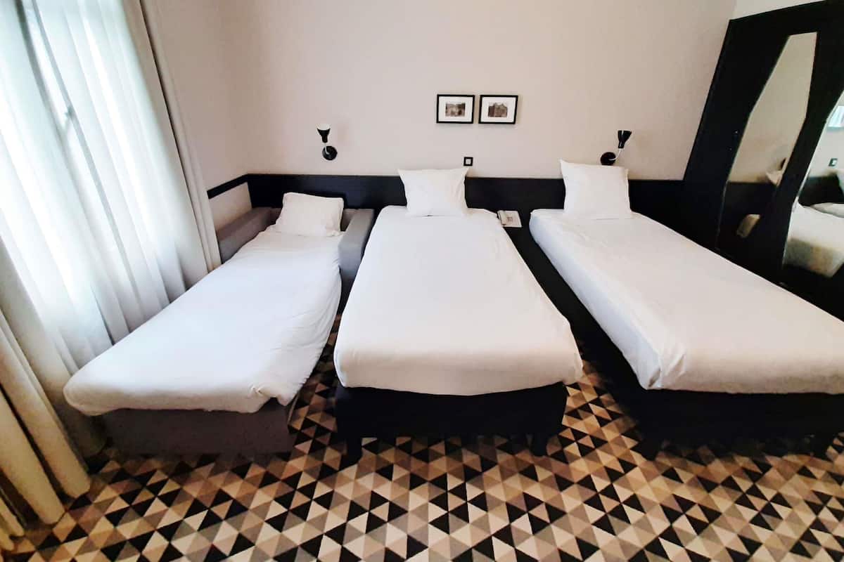 Escritorio, espacio para trabajar con laptop y cortinas blackout