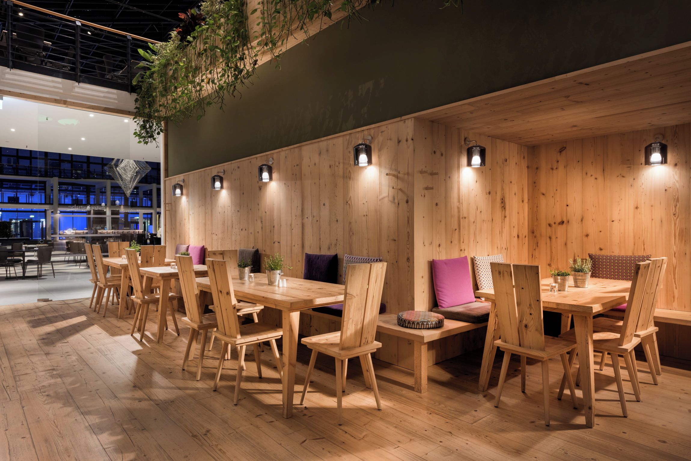 Un restaurant dont les murs, les tables et les chaises sont en bois.