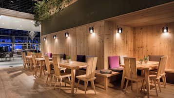 Un restaurant dont les murs, les tables et les chaises sont en bois.