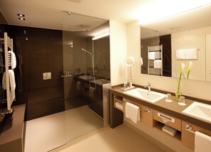 Bathroom - Estrel Hotel Berlin (Berlin)