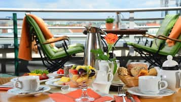 Breakfast, lunch, dinner served; international cuisine, alfresco dining