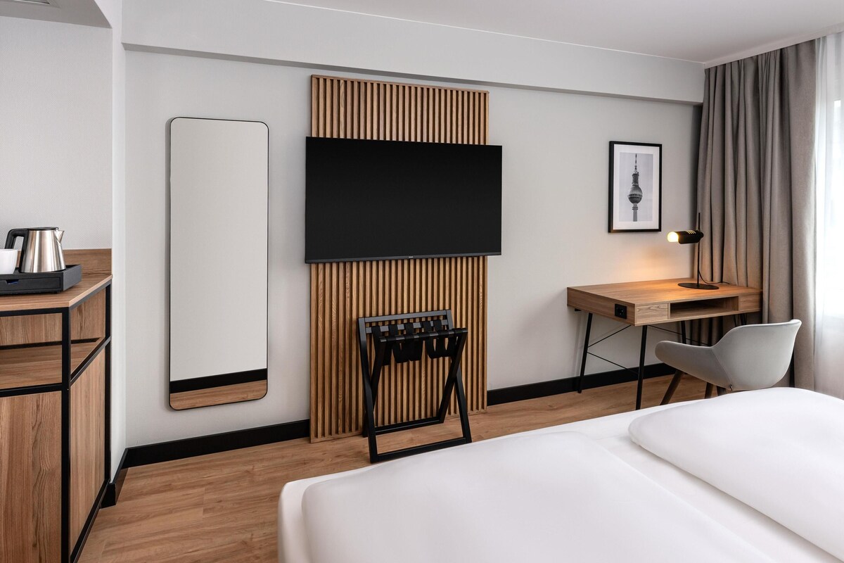 Superior Room | Hypo-allergenic bedding available, minibar, in-room safe, desk