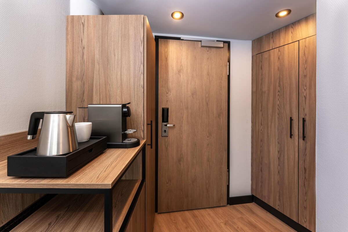 Premium Room | Hypo-allergenic bedding available, minibar, in-room safe, desk
