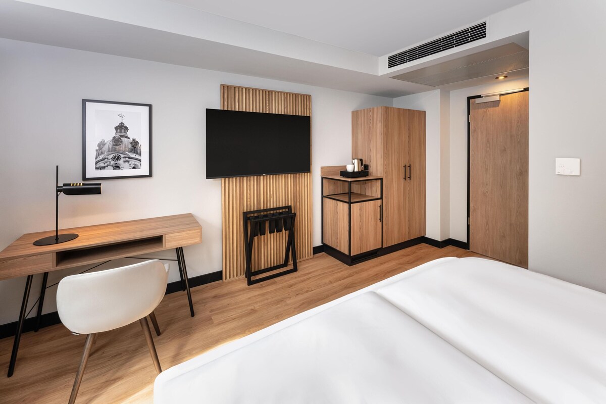 Standard Room | Hypo-allergenic bedding available, minibar, in-room safe, desk