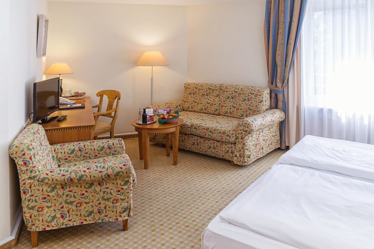 Hypo-allergenic bedding, minibar, in-room safe, desk
