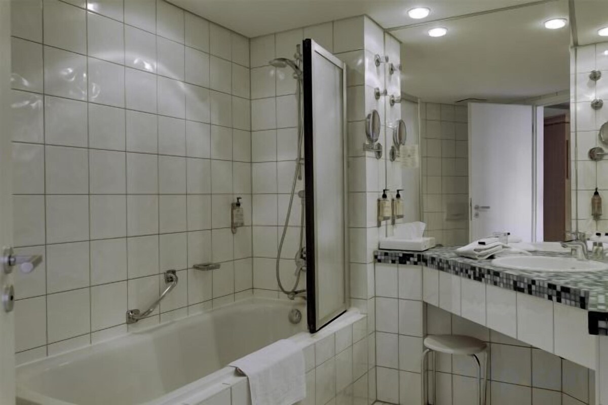  milieuvriendelijk toiletgerief, een haardroger, handdoeken