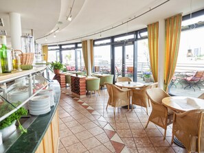 Se ofrece un desayuno bufé todos los días (por un coste adicional)