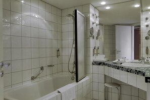 Eco-friendly toiletries, hair dryer, towels - Radisson Hotel Berlin Charlottenburg (Berlin)