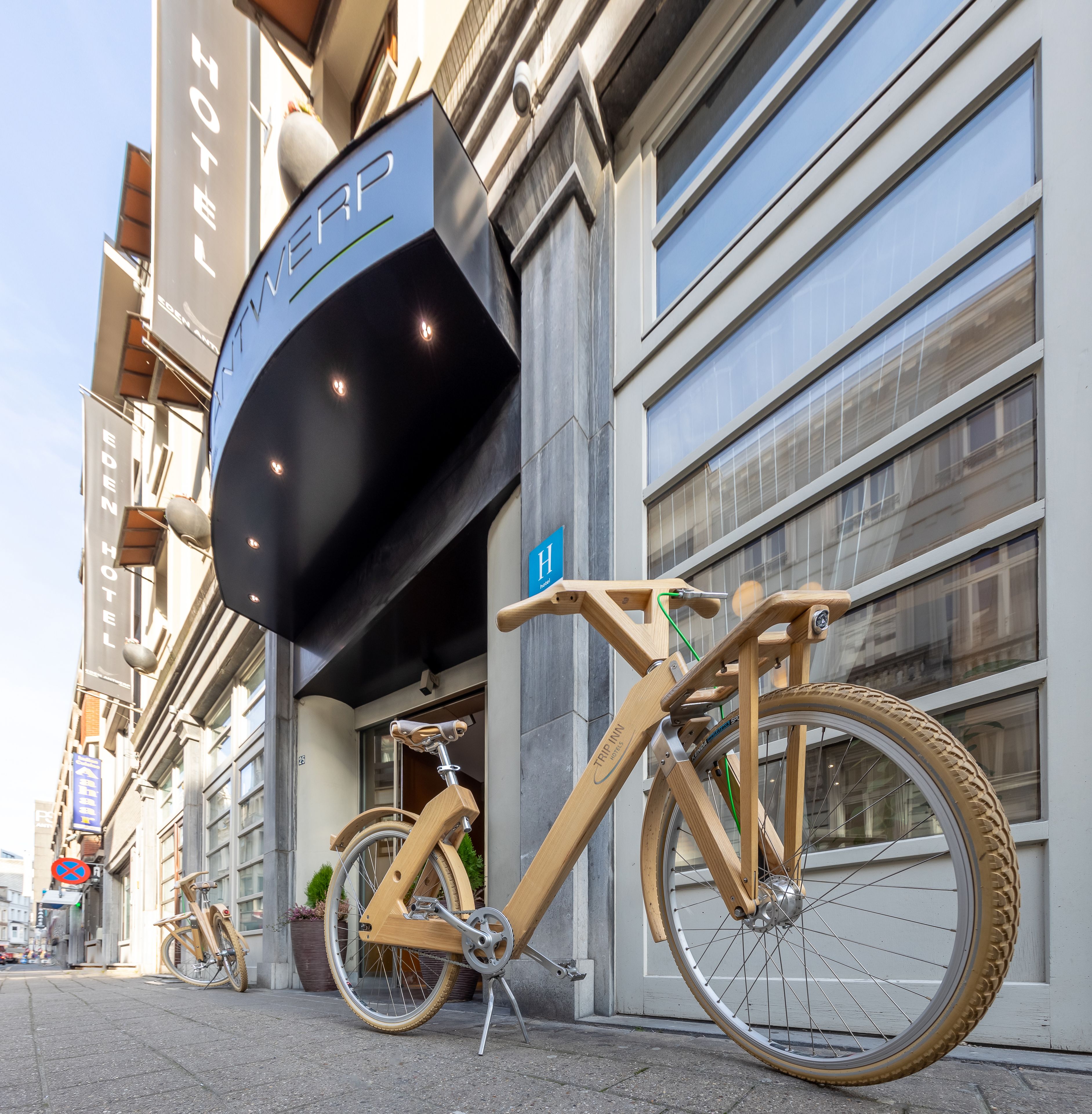 Una bicicleta estacionada frente a un edificio con un letrero que dice "HOTEL".