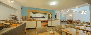 Petit déjeuner buffet servi tous les jours en supplément