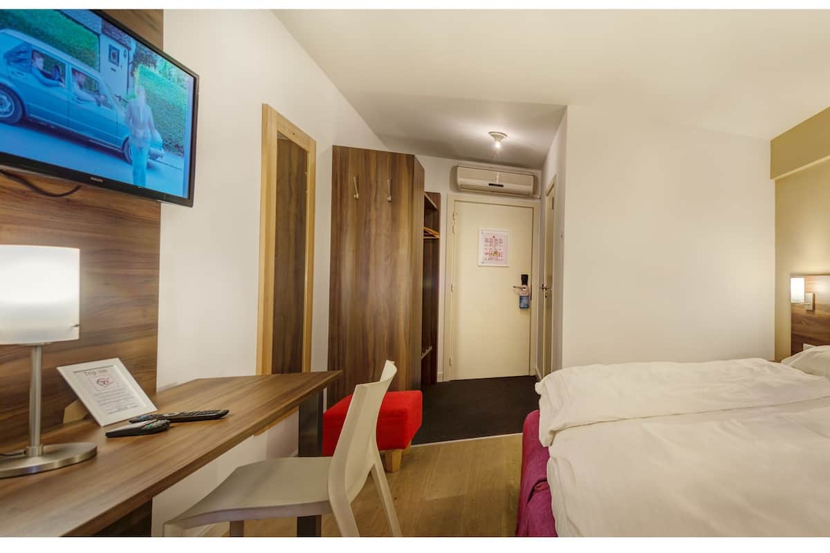 Premium bedding, desk, free WiFi, bed sheets