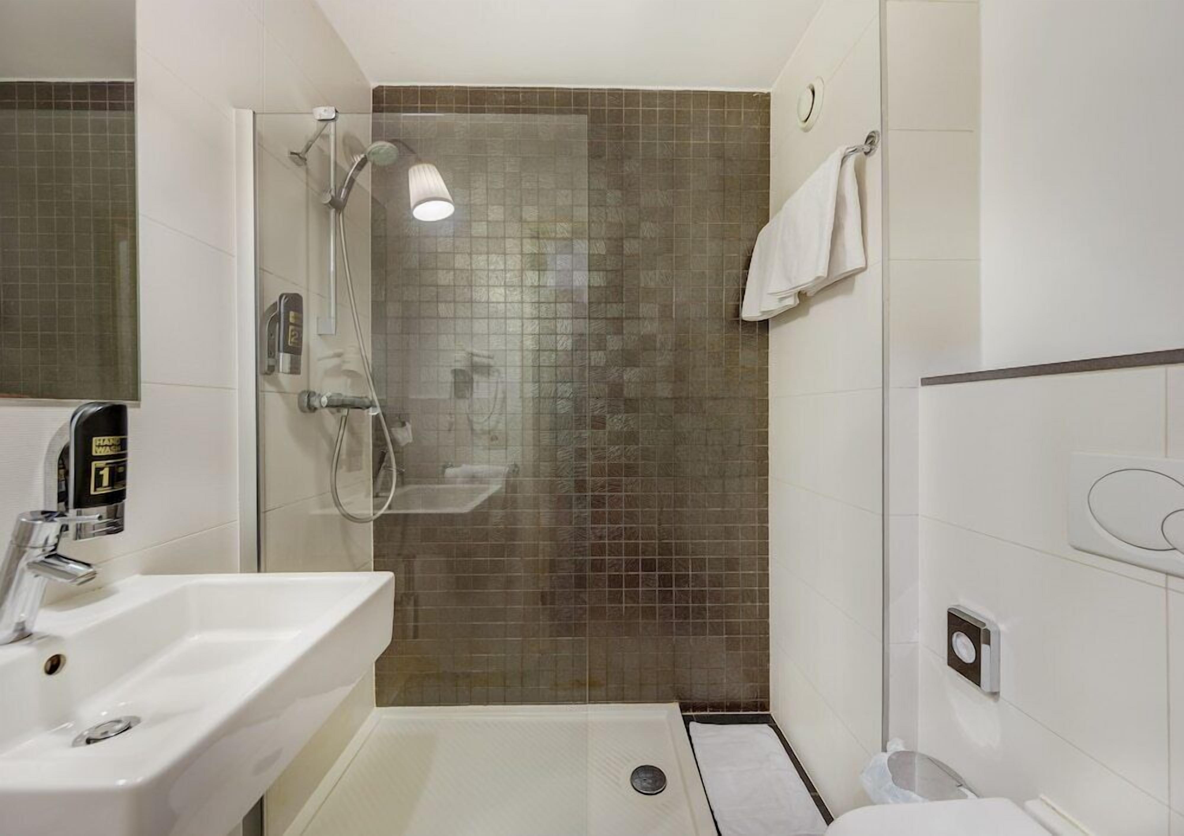 Bathroom | Shower, free toiletries, towels