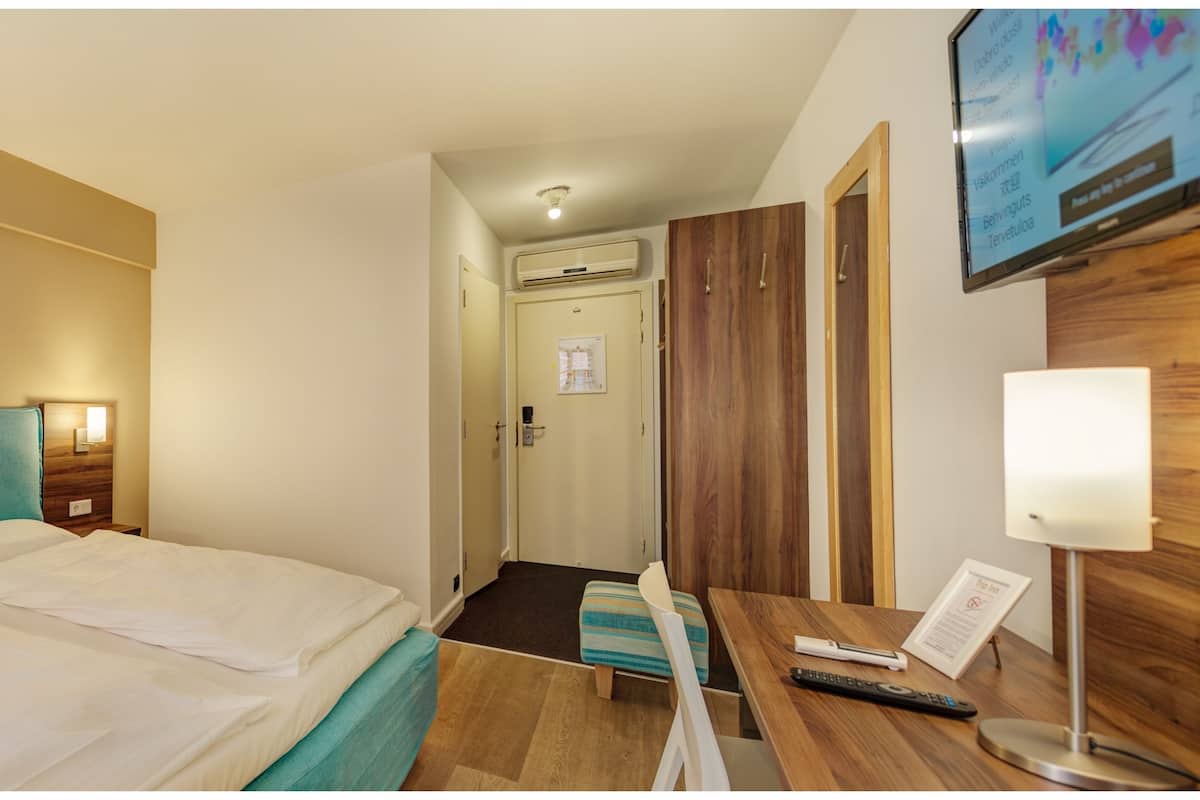 Ropa de cama de alta calidad, escritorio, wifi gratis y ropa de cama