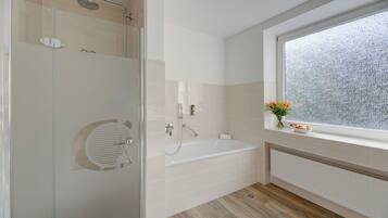Superior Double Room | Bathroom | Hair dryer, towels, soap, shampoo