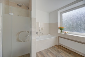 Superior tweepersoonskamer | Badkamer | Een haardroger, handdoeken, zeep, shampoo