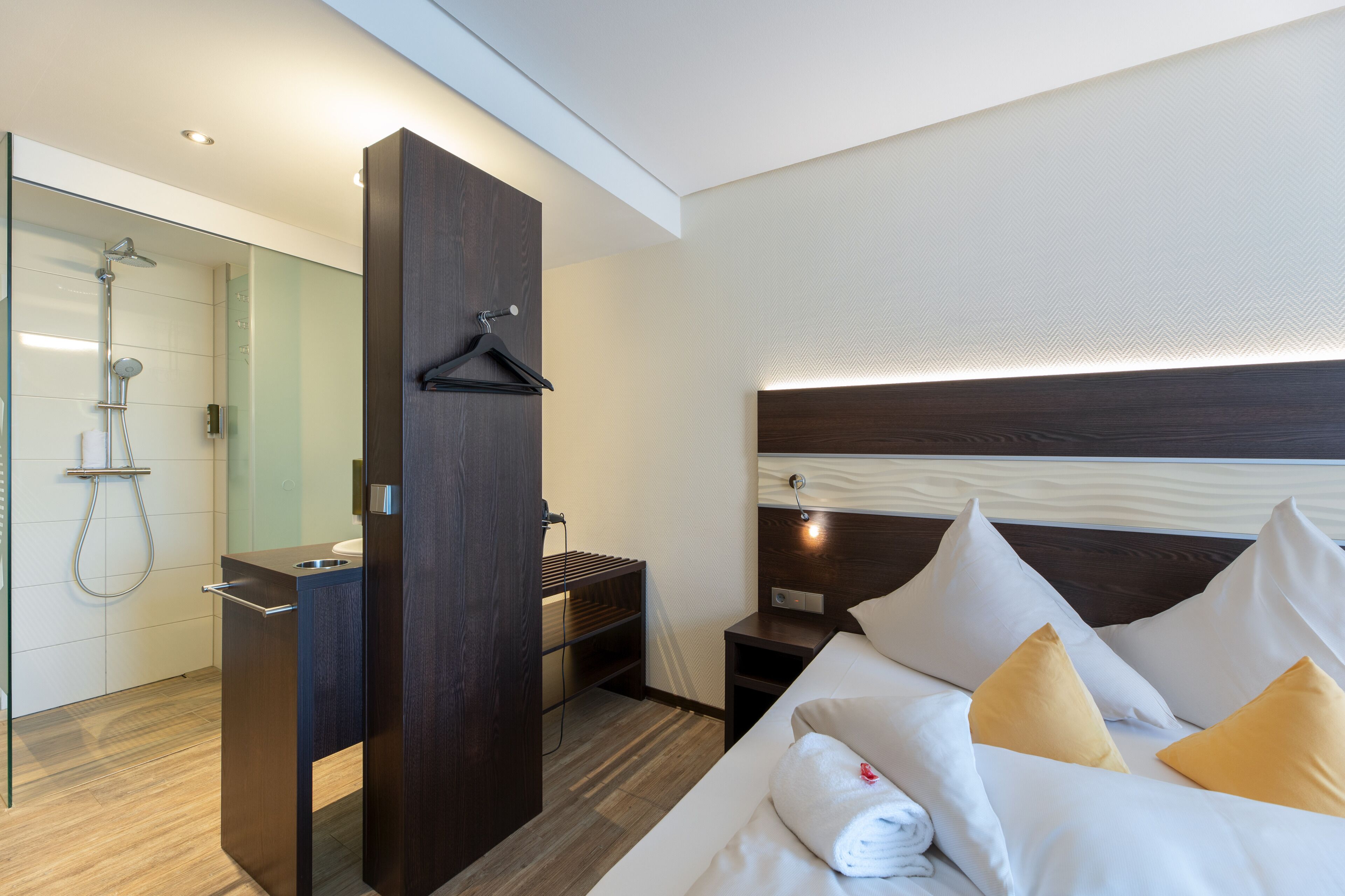 hypo-allergenic bedding, in-room safe, desk, soundproofing