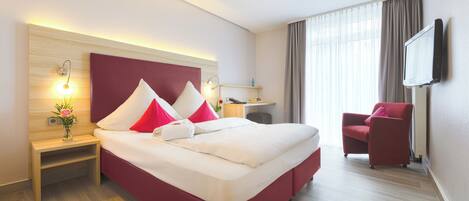 Hypo-allergenic bedding, in-room safe, desk, soundproofing