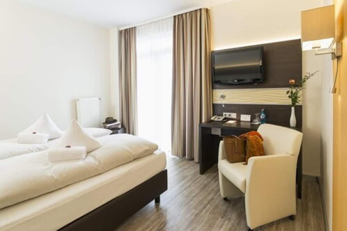 Business-Doppelzimmer | Allergikerbettwaren, Zimmersafe, Schreibtisch, schallisolierte Zimmer