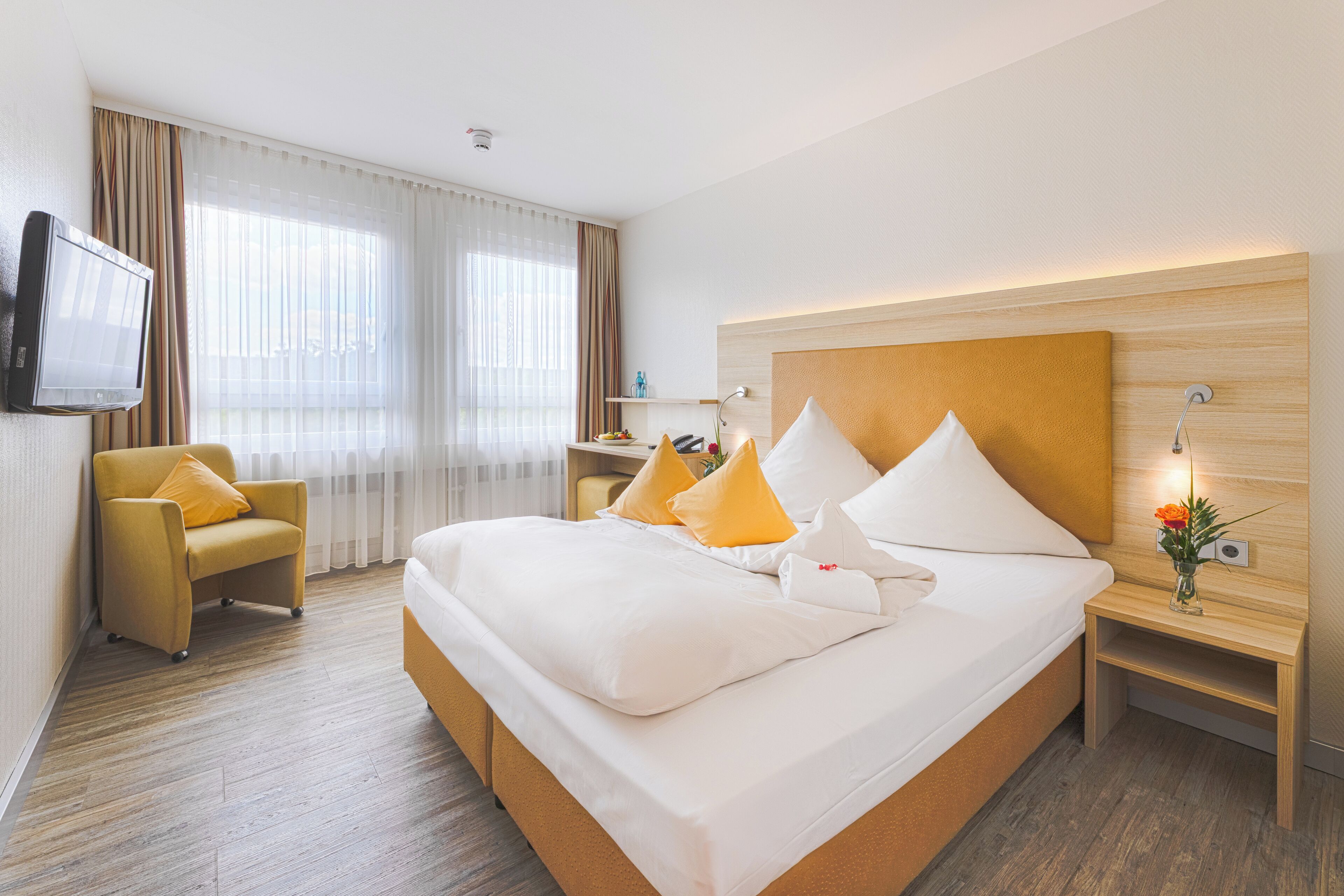 economy double room | hypo-allergenic bedding, in-room safe, desk, soundproofing