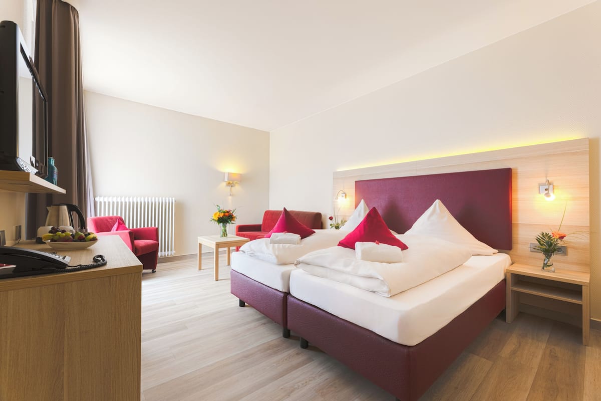 Allergiatestatut vuodevaatteet, tallelokero huoneessa, työpöytä