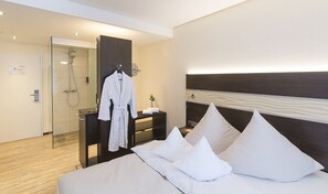 Ropa de cama hipoalergénica, caja fuerte, escritorio