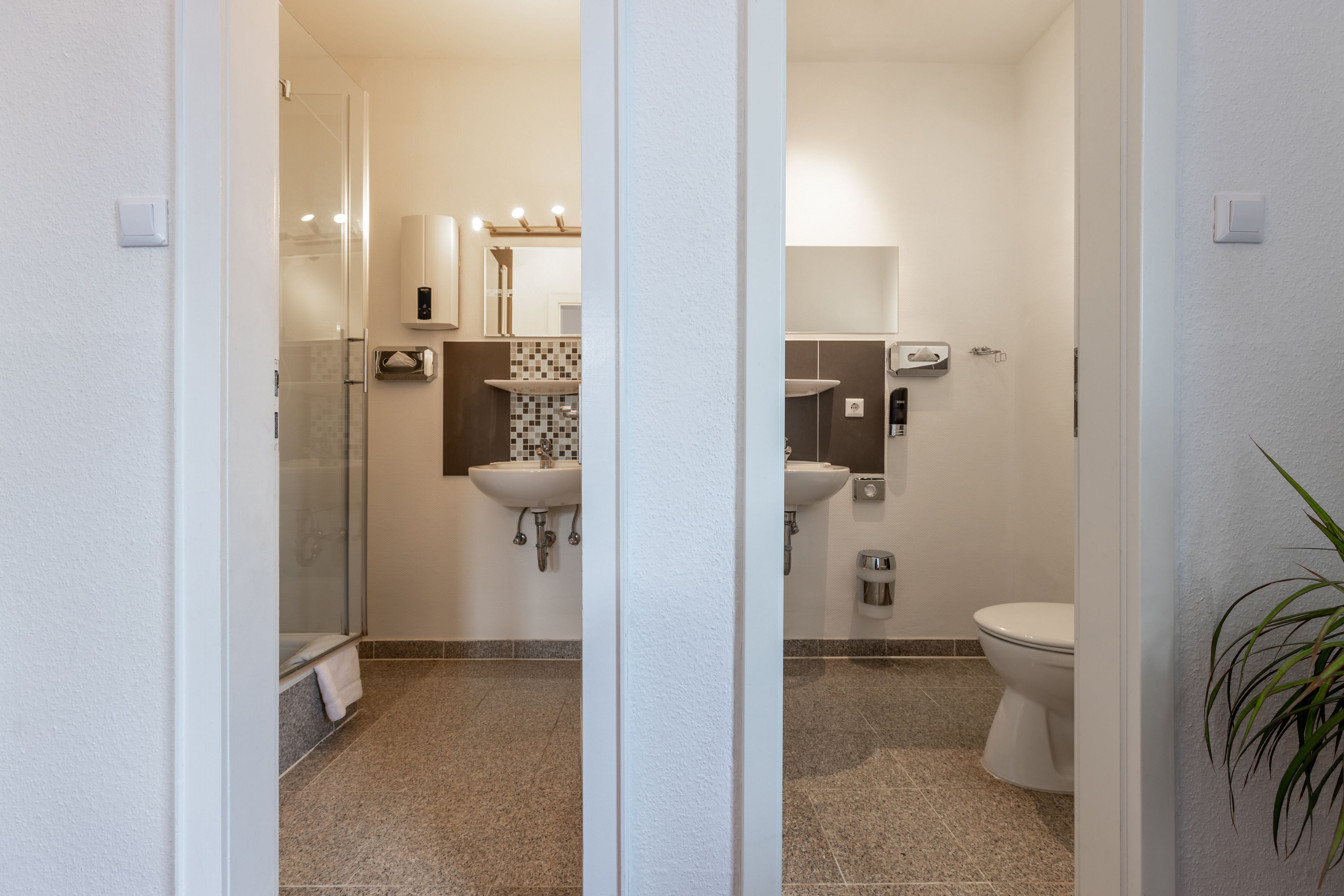 Familiekamer (Family) | Badkamer | Een douche, een haardroger, handdoeken